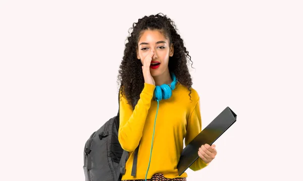 Adolescente Estudante Menina Com Cabelo Encaracolado Gritando Com Boca Bem — Fotografia de Stock