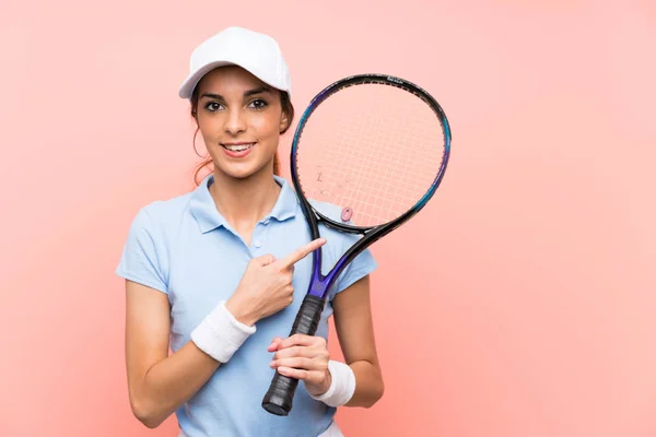 Young Tennis Player Woman Isolated Pink Wall Pointing Side Present — Stock Photo, Image