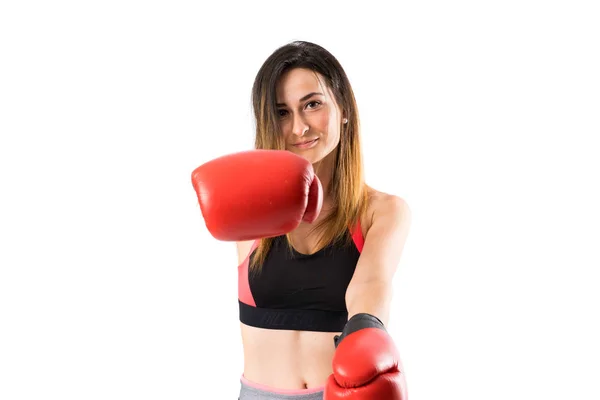 Jovem mulher esporte sobre fundo isolado com luvas de boxe — Fotografia de Stock
