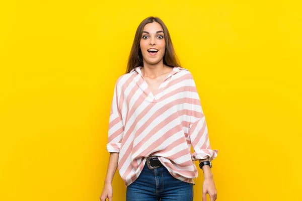 Young Woman Isolated Yellow Background Surprise Facial Expression — Stock Photo, Image
