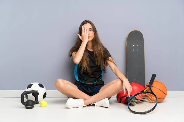 Jovem Mulher Desportiva Sentada Chão Cobrindo Olho Mão — Fotografia de Stock