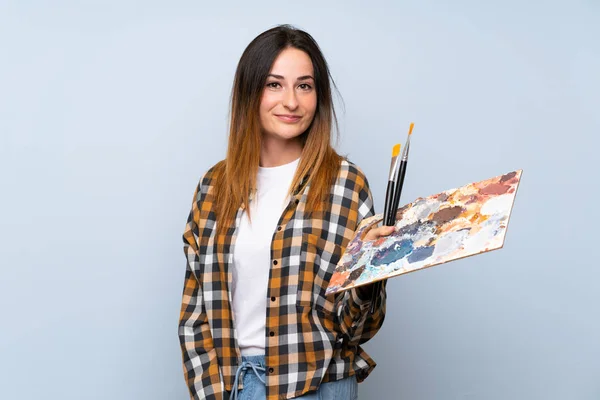 Joven Pintora Mujer Sobre Aislado Fondo Azul Sonriendo Mucho — Foto de Stock