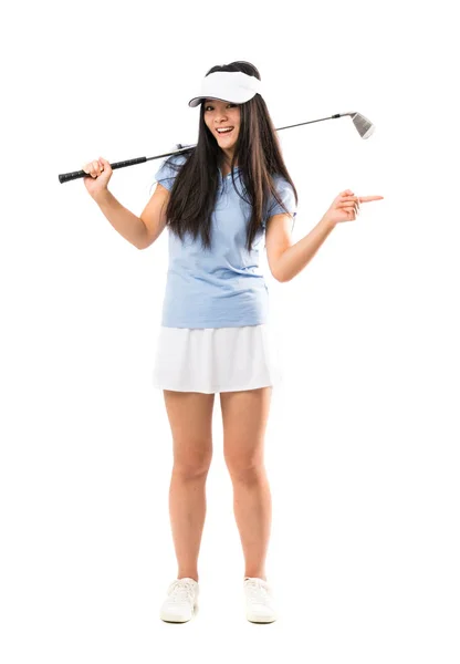 Jovem Asiático Golfista Menina Sobre Isolado Branco Fundo Surpreso Apontando — Fotografia de Stock