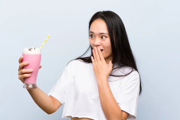 Adolescente Asiática Chica Sosteniendo Una Fresa Milkshake Con Sorpresa Impactado —  Fotos de Stock