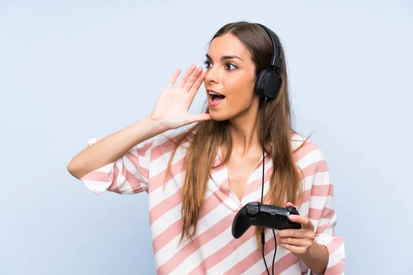 Mujer Joven Jugando Con Controlador Videojuegos Sobre Una Pared Azul —  Fotos de Stock