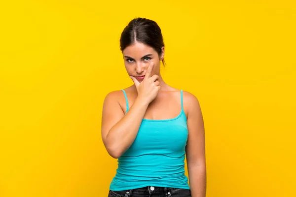 Young Woman Isolated Yellow Background Thinking Idea — Stock Photo, Image