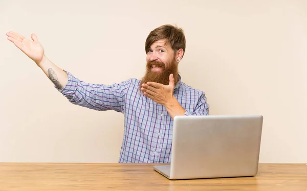 Homem Ruivo Com Longa Barba Uma Mesa Com Laptop Estendendo — Fotografia de Stock