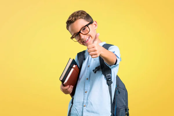Μαθητής Αγόρι Σακίδιο Και Γυαλιά Δίνοντας Μια Χειρονομία Και Χαμογελά — Φωτογραφία Αρχείου