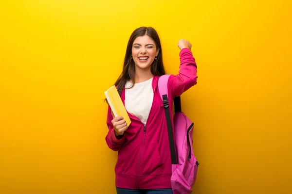 Tonåring Student Flicka Pulserande Gul Bakgrund Firar Seger — Stockfoto