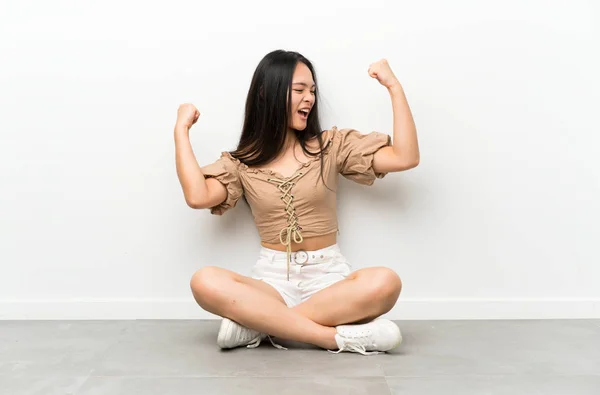 Tinédzser Ázsiai Lány Padlón Ünnepli Győzelmet — Stock Fotó