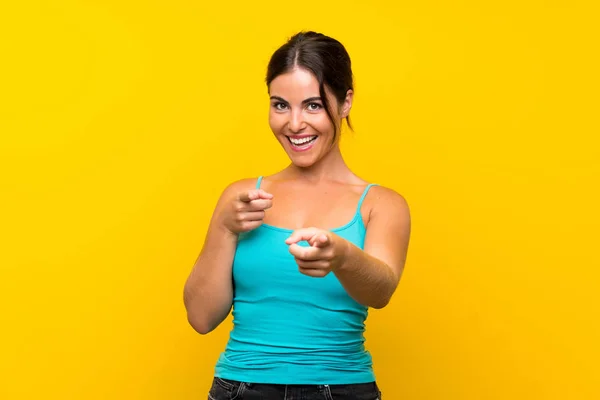 Jovem Mulher Sobre Isolado Amarelo Fundo Aponta Dedo Você — Fotografia de Stock