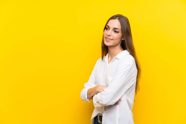 Young Woman Isolated Yellow Background Looking Side — Stock Photo, Image