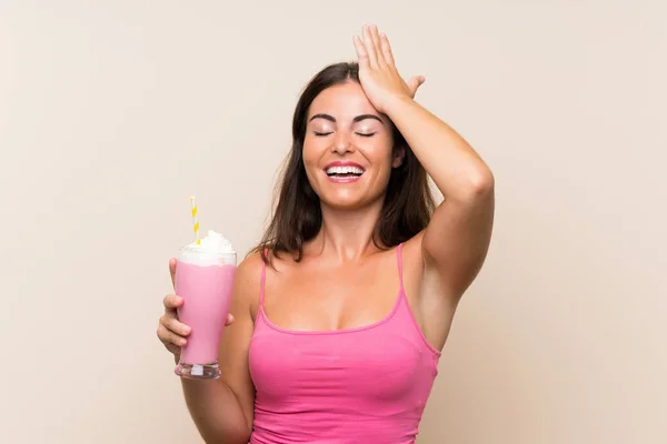 Ung Kvinna Med Jordgubbs Milkshake Har Insett Något Och Avser — Stockfoto