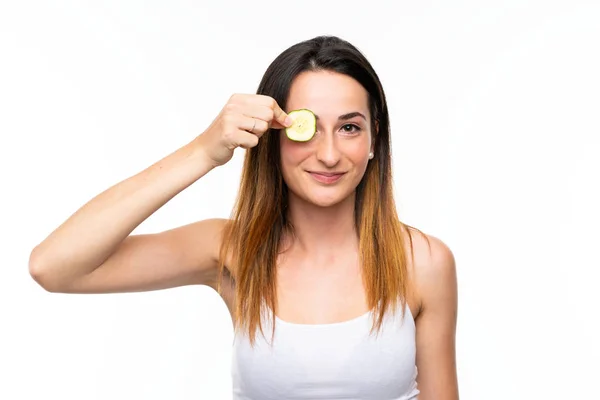 Hermosa mujer joven sosteniendo rodajas de pepino sobre un fondo blanco aislado —  Fotos de Stock