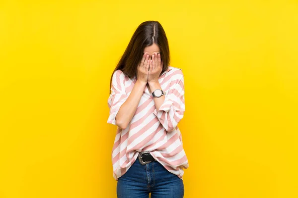 Jovem Mulher Sobre Fundo Amarelo Isolado Com Expressão Cansada Doente — Fotografia de Stock