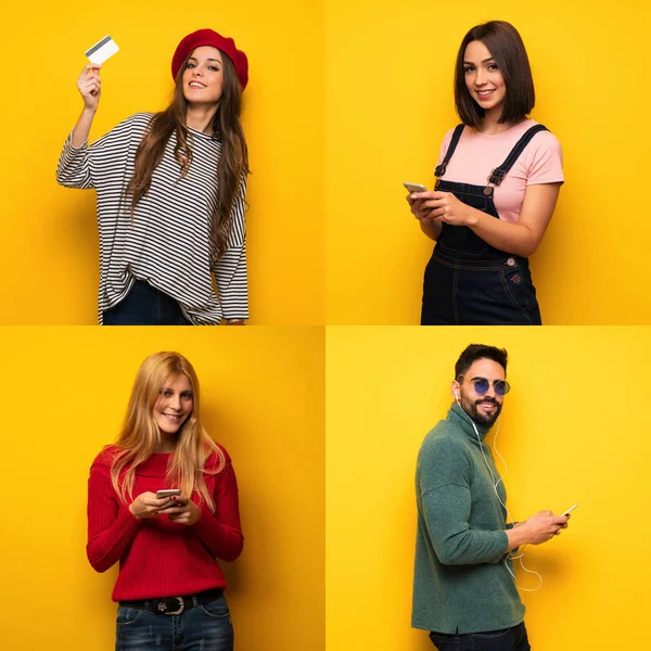 Cep telefonuyla mesaj gönderen bir grup insan