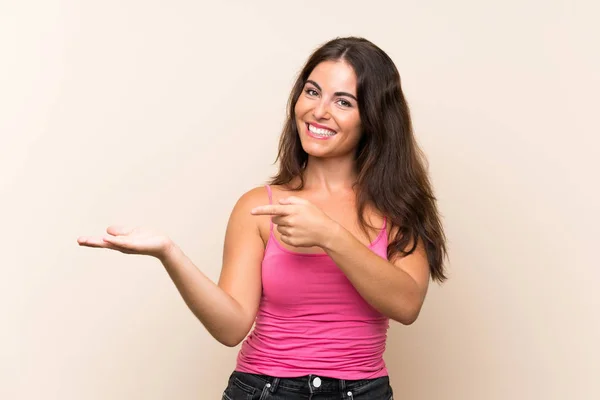 Jovem Mulher Sobre Fundo Branco Isolado Segurando Copyspace Imaginário Palma — Fotografia de Stock