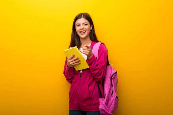 Studentka Puberty Zářivý Žlutý Podklad Ukazující Prstem Někoho Hodně Směje — Stock fotografie