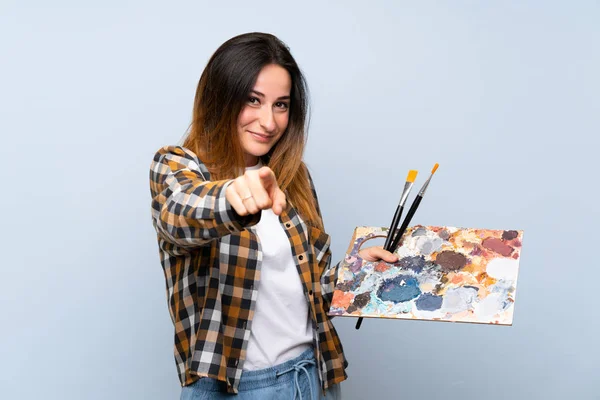 Joven Pintora Mujer Sobre Aislado Fondo Azul Señala Dedo Usted — Foto de Stock