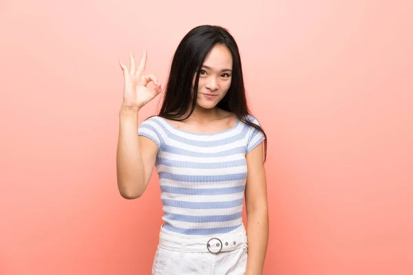 Teenager Asiatische Mädchen Über Isolierte Rosa Hintergrund Zeigt Zeichen Mit — Stockfoto
