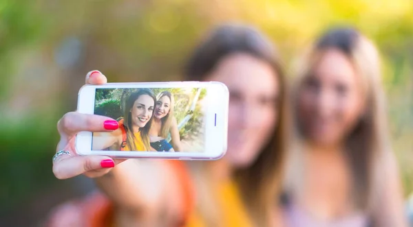 Giovani Studentesse Con Zaino Parco Fare Selfie — Foto Stock