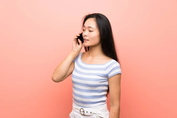 Tinédzser Ázsiai Lány Több Mint Elszigetelt Rózsaszín Háttér Vezetése Beszélgetést — Stock Fotó