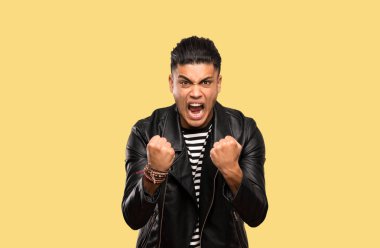 Genç adam izole arka plan üzerinde kötü bir durum tarafından sinirli