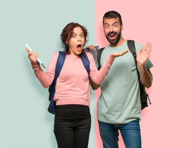 Renkli duvarda ne oldu beklemek değil çünkü sürpriz ifade ile sırt çantaları ve kitapları ile iki öğrenci