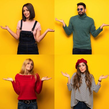 El kaldırırken şüphe duyan bir grup insan.