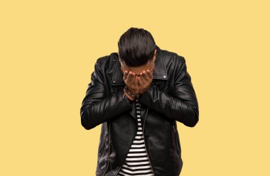 Izole arka plan üzerinde yorgun ve hasta ifade ile genç adam