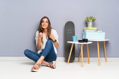 Genç kadın bir zaferini kutluyor katta oturan