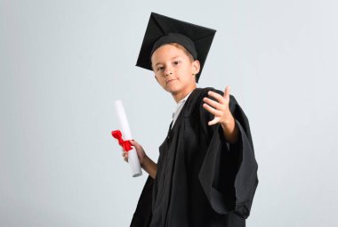 Küçük çocuk gri arka plan üzerinde aşk kendinizi kavramı gururlu ve kendinden memnun mezun