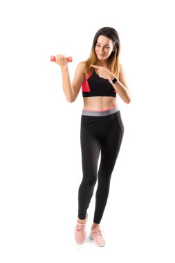 Izole beyaz arka plan üzerinde bir spor kadın tam uzunlukta bir çekim ve işaret