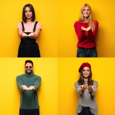 Bir reklam eklemek için avuç içine hayali bir metin koyan bir grup insan