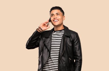 Genç adam izole arka plan üzerinde cep telefonu ile bir konuşma tutmak