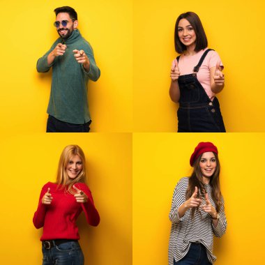 Bir grup insan ön tarafı gösterip gülümsüyor.