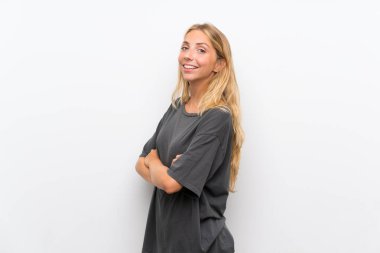 Kolları geçti ve ileriye bakan izole beyaz arka plan üzerinde Sarışın genç kadın