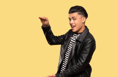 İzole arka plan üzerinde bir reklam eklemek için copyspace tutan genç adam