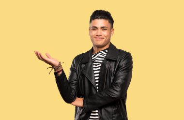 Genç adam izole arka plan üzerinde bir şey anlamak için mutsuz