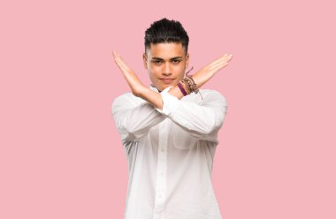 Genç adam renkli arka plan üzerinde hiçbir jest yapma