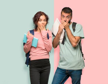 Sırt çantaları ve uygunsuz bir şey söyledikleri için ağzı yla kaplar. Renkli duvarda konuşamam