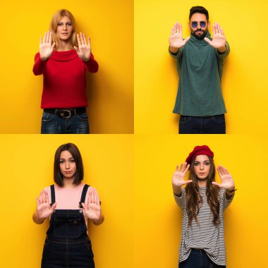 Bir grup insan jest yapıyor ve hayal kırıklığına uğruyor.