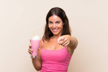 Çilekmilkshake puan ile genç kadın kendine güvenen bir ifade ile size parmak