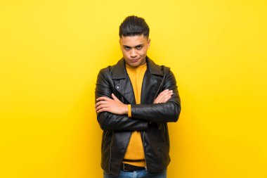 Izole sarı arka plan üzerinde genç adam üzgün duygu