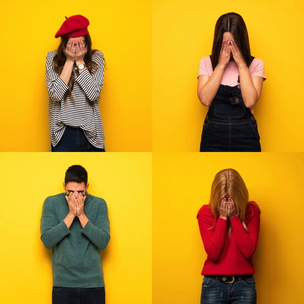 Yorgun ve hasta suratlı bir grup insan.