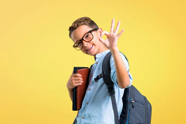 Estudiante Con Mochila Gafas Mostrando Signo Con Los Dedos Sobre — Foto de Stock