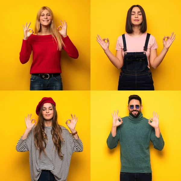 Zen pozu veren bir grup insan