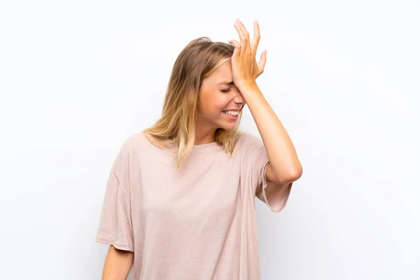 Blonde Junge Frau Über Isoliertem Weißen Hintergrund Mit Zweifeln Und — Stockfoto