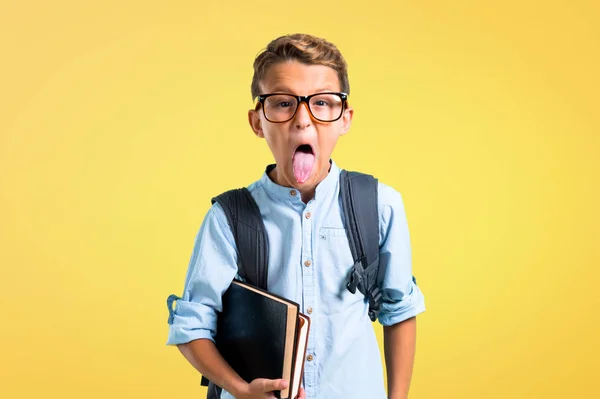 Menino Estudante Com Mochila Óculos Mostrando Língua Câmera Com Olhar — Fotografia de Stock