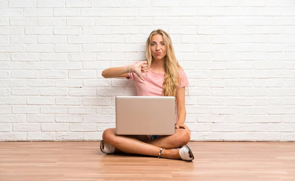 Junges Blondes Studentenmädchen Mit Einem Laptop Auf Dem Boden Der — Stockfoto